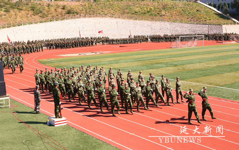 四千学子英姿飒爽接受检阅——我校举行2011级新生阅兵分列式军训成果
